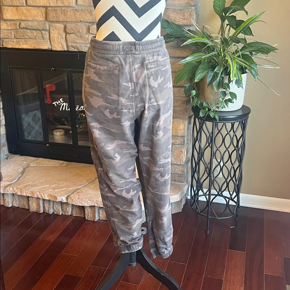 Athleta Farallon Jogger in light olive Camo - Picture 5 of 9